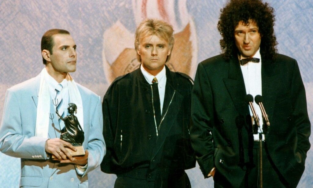 ÅRET FØR DØDSFALLET: Her har Freddie Mercury og «Queen»-kollegene Roger Taylor og Brian May akkurat vunnet pris under BRIT Awards i 1990. Året etter døde Mercury av sykdom i sitt eget hjem. Foto: NTB Scanpix ÅRET FØR DØDSFALLET: Her har Freddie Mercury og «Queen»-kollegene Roger Taylor og Brian May akkurat vunnet pris under BRIT Awards i 1990. Året etter døde Mercury av sykdom i sitt eget hjem. Foto: NTB Scanpix