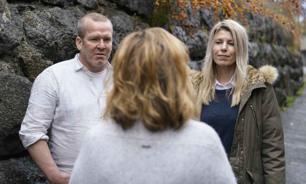 BARNA INGEN VILLE HA: Da barnevernet så at ingen fosterhjem ville ta imot unge overgripere, startet Rune Vegrim (t.v.) og Tone Benedikte Hunskaar (t.h.) et nytt kurs. Eva (med ryggen til) og ektemannen Lars er ett av parene som har åpnet hjemmet for en av guttene med problematisk seksuell adferd. Foto: Lars Eivind Bones BARNA INGEN VILLE HA: Da barnevernet så at ingen fosterhjem ville ta imot unge overgripere, startet Rune Vegrim (t.v.) og Tone Benedikte Hunskaar (t.h.) et nytt kurs. Eva (med ryggen til) og ektemannen Lars er ett av parene som har åpnet hjemmet for en av guttene med problematisk seksuell adferd. Foto: Lars Eivind Bones
