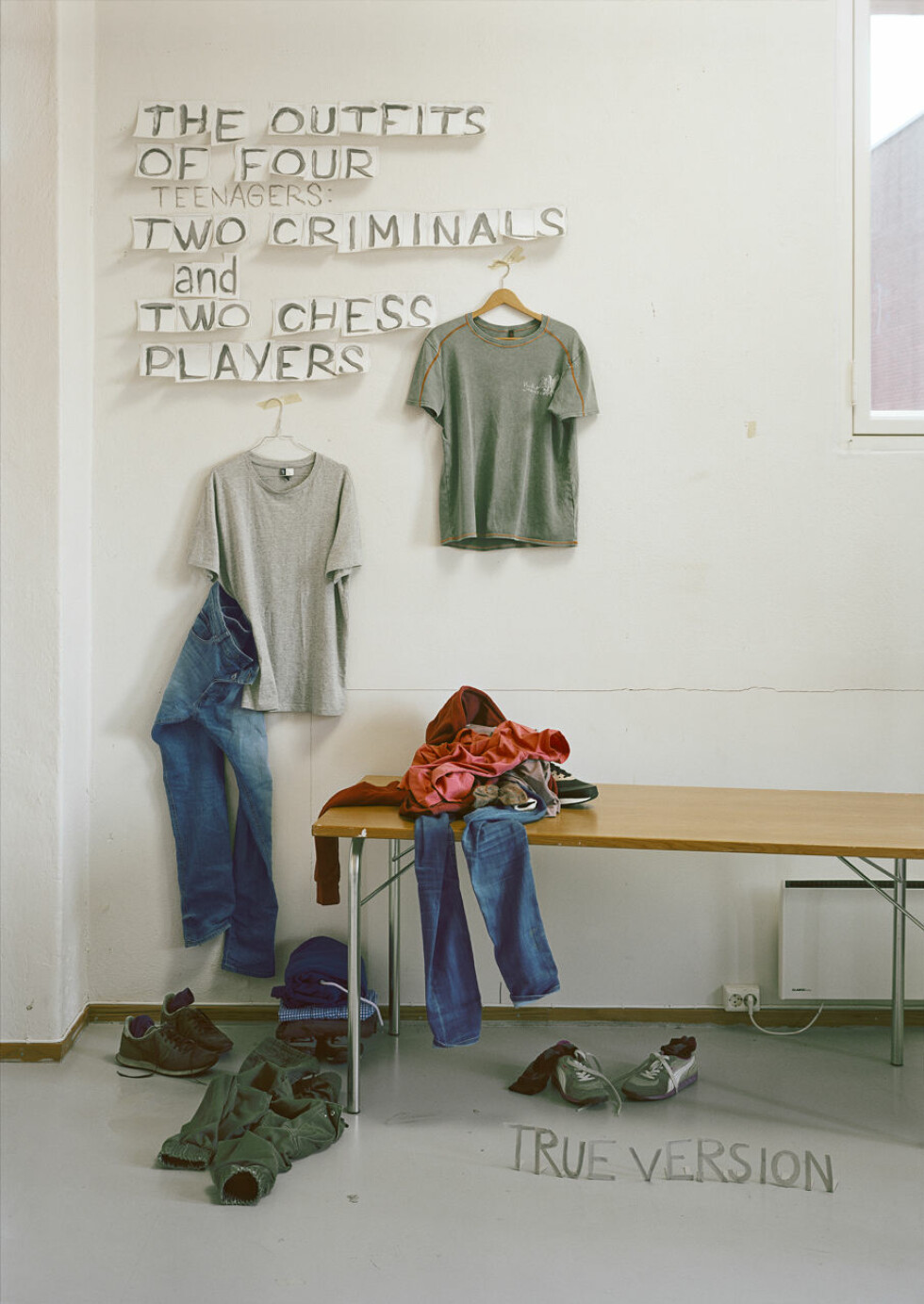 HENGER UT ÅRET: «Liste over atferd» av Else Marie Hagen på Galleri K i Oslo. Her er verket «The outfits of four teenagers, two criminals and two chess players» fra 2018. HENGER UT ÅRET: «Liste over atferd» av Else Marie Hagen på Galleri K i Oslo. Her er verket «The outfits of four teenagers, two criminals and two chess players» fra 2018.