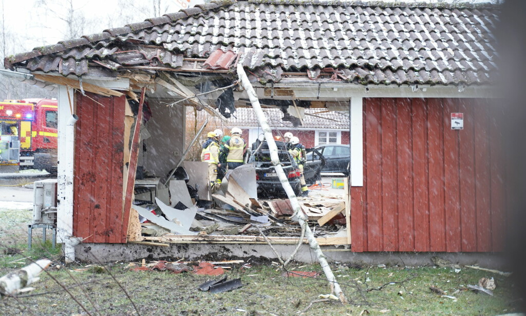 KOLLISJON: Bilen kjørte rett gjennom kontorbygningen og havnet på gårdsplassen på den andre siden. Foto: Carl Carlert KOLLISJON: Bilen kjørte rett gjennom kontorbygningen og havnet på gårdsplassen på den andre siden. Foto: Carl Carlert