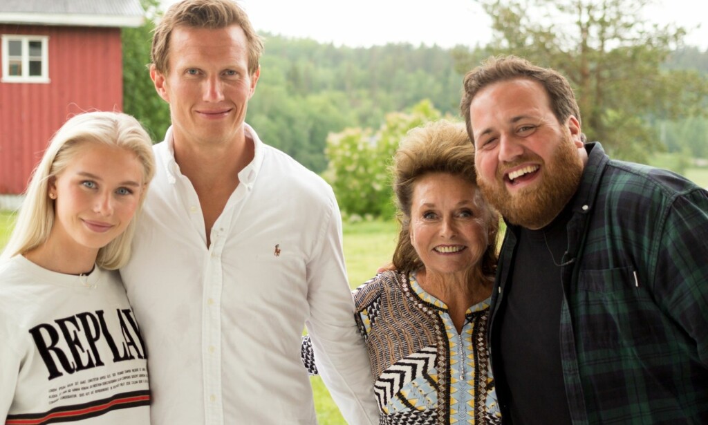 NY SESONG: Amalie Snøløs, Frank Løke, Eli Hagen og Ronny Brede Aase viser denne uka sine kulinariske ferdigheter i sesongstarten på 4-stjerners middag. Ole Martin Alfsen kommenterer, riser og roser. Foto: TV Norge NY SESONG: Amalie Snøløs, Frank Løke, Eli Hagen og Ronny Brede Aase viser denne uka sine kulinariske ferdigheter i sesongstarten på 4-stjerners middag. Ole Martin Alfsen kommenterer, riser og roser. Foto: TV Norge