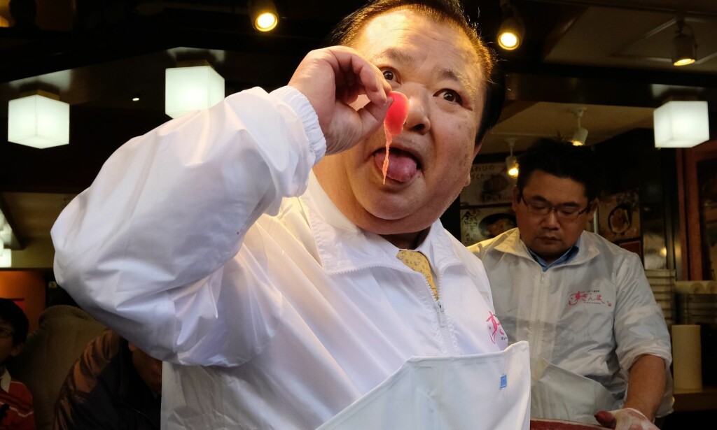 SMAKEBIT: Kiyoshi Kimura tar en liten bit av sin gigantiske tunfisk. Foto: Kazuhiro Nogi / AFP / NTB scanpix SMAKEBIT: Kiyoshi Kimura tar en liten bit av sin gigantiske tunfisk. Foto: Kazuhiro Nogi / AFP / NTB scanpix