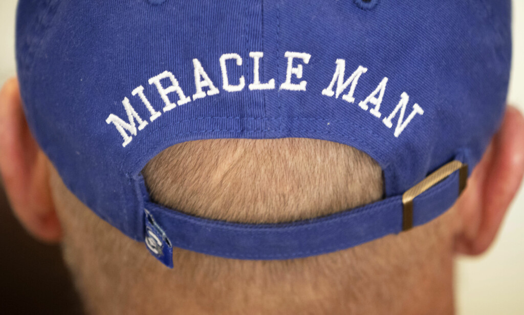 NY TITTEL: Etter at, T. Scott Marr våknet opp igjen har han fått en ny caps med påskriften "Mirakelmannen". Foto: Kent Sievers/Omaha World-Herald/AP. NY TITTEL: Etter at, T. Scott Marr våknet opp igjen har han fått en ny caps med påskriften "Mirakelmannen". Foto: Kent Sievers/Omaha World-Herald/AP.