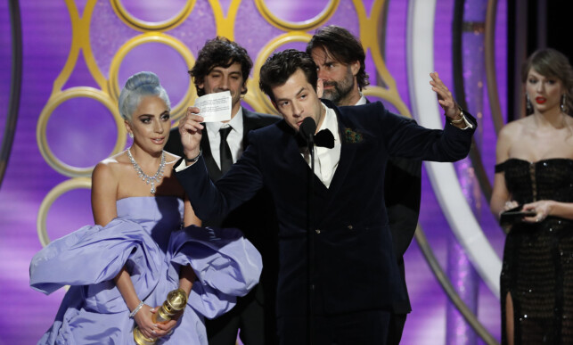 HYLLET: Lady Gaga ble hyllet av kollega Mark Ronson fra scenen. Foto: NTB Scanpix HYLLET: Lady Gaga ble hyllet av kollega Mark Ronson fra scenen. Foto: NTB Scanpix