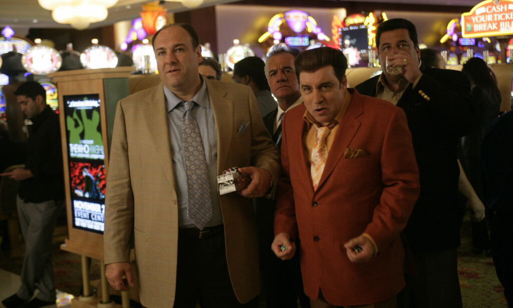 MAFIASERIE: «The Sopranos» ble raskt en suksess, også på norske TV-skjermer. I år er det 20 år siden den populære mafiaserien kom på TV. Foto: HBO MAFIASERIE: «The Sopranos» ble raskt en suksess, også på norske TV-skjermer. I år er det 20 år siden den populære mafiaserien kom på TV. Foto: HBO