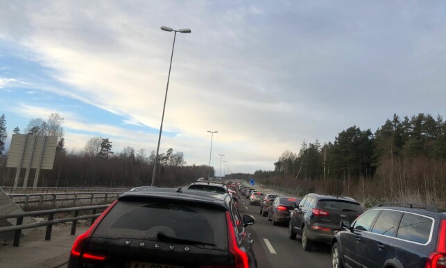 LANGE KØER: Trafikken sto tidvis i flere kilometer på E6 lørdag ettermiddag. Foto: Andreas Turnage LANGE KØER: Trafikken sto tidvis i flere kilometer på E6 lørdag ettermiddag. Foto: Andreas Turnage