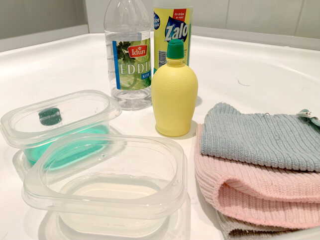 HJEMMEBLANDING: Vi blandet en kopp med sitron og vann (1:2) og en kopp med sitron og zalo (1:2). I tillegg har vi vasket en del av dusjen kun med mikrofiber og vann - for å se forskjellen. Foto: Kristin Sørdal HJEMMEBLANDING: Vi blandet en kopp med sitron og vann (1:2) og en kopp med sitron og zalo (1:2). I tillegg har vi vasket en del av dusjen kun med mikrofiber og vann - for å se forskjellen. Foto: Kristin Sørdal