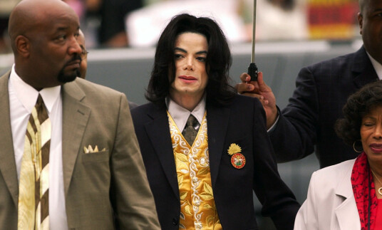 PÅ VEI TIL RETTEN: Michael Jackson ankommer retten i Santa Barbara i mai 2005, i forbindelse med en av overgrepssakene mot ham. Foto: AP/ NTB scanpix PÅ VEI TIL RETTEN: Michael Jackson ankommer retten i Santa Barbara i mai 2005, i forbindelse med en av overgrepssakene mot ham. Foto: AP/ NTB scanpix