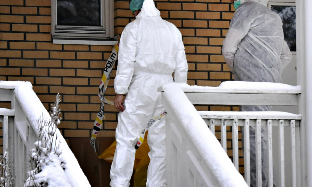 ETTERFORSKER: Kriminalteknikere i hvite drakter undersøker boligen der en kvinne er funnet død. Foto: Lars Eivind Bones/ Dagbladet ETTERFORSKER: Kriminalteknikere i hvite drakter undersøker boligen der en kvinne er funnet død. Foto: Lars Eivind Bones/ Dagbladet