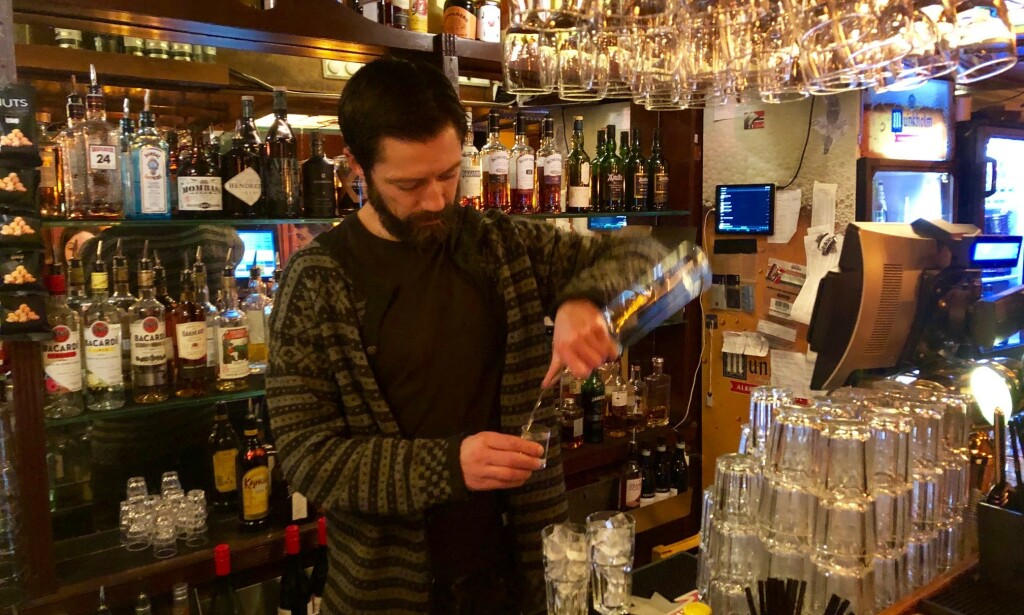 IKKE RÅD: Småbarnspappa Asle Hellman har jobbet i utelivsbransjen i tjue år. Nå har han ikke lenger råd til å være bartender på Sir Winston i Oslo. Foto: Gunnar Ringheim / Dagbladet IKKE RÅD: Småbarnspappa Asle Hellman har jobbet i utelivsbransjen i tjue år. Nå har han ikke lenger råd til å være bartender på Sir Winston i Oslo. Foto: Gunnar Ringheim / Dagbladet
