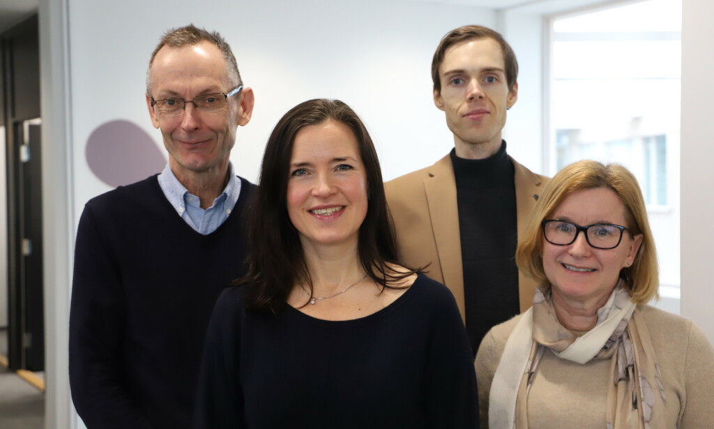 TOPPTEAM: Jøran Hjelmesæth (leder), Erik Arnesen (Landsforeningen for hjerte- og lungesyke), Liv Elin Torheim, til venstre (OsloMet) og Christine Henriksen (Universitetet i Oslo) står bak ekspertuttalelsene om overvekt og slanking i ny rapport. Foto: Helsedirektoratet TOPPTEAM: Jøran Hjelmesæth (leder), Erik Arnesen (Landsforeningen for hjerte- og lungesyke), Liv Elin Torheim, til venstre (OsloMet) og Christine Henriksen (Universitetet i Oslo) står bak ekspertuttalelsene om overvekt og slanking i ny rapport. Foto: Helsedirektoratet