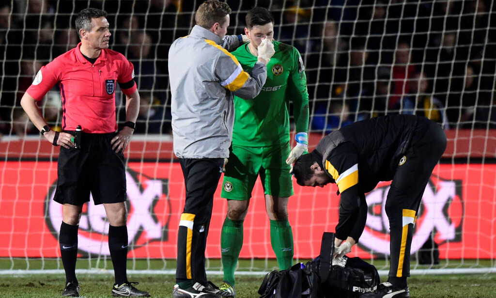 NESESTYVER: Joe Day får behandling etter å ha blitt skutt i ansiktet av Leroy Sané. Foto:Action Images. NESESTYVER: Joe Day får behandling etter å ha blitt skutt i ansiktet av Leroy Sané. Foto:Action Images.
