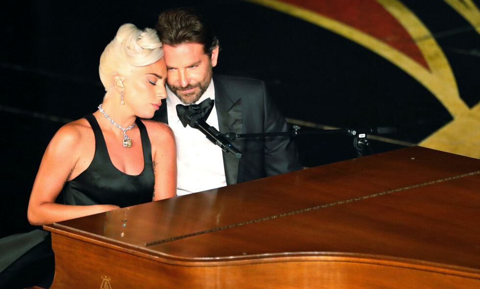 FIKK PRIS: Lady Gaga og Bradley Cooper sang «Shallow»under Oscar-utdelinga natt til mandag norsk tid. Den ble kåret til beste originale sang, men «A Star Is Born» fikk ikke den gjeveste prisen, årets film. «Bohemian Rhapsody» var også nominert til beste film, men prisen gikk til «Green Book». Foto: NTB Scanpix FIKK PRIS: Lady Gaga og Bradley Cooper sang «Shallow»under Oscar-utdelinga natt til mandag norsk tid. Den ble kåret til beste originale sang, men «A Star Is Born» fikk ikke den gjeveste prisen, årets film. «Bohemian Rhapsody» var også nominert til beste film, men prisen gikk til «Green Book». Foto: NTB Scanpix