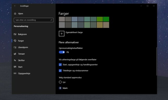 Aktiverer du mørk modus i Windows 10, blir brukergrensesnittet slik. Aktiverer du mørk modus i Windows 10, blir brukergrensesnittet slik.