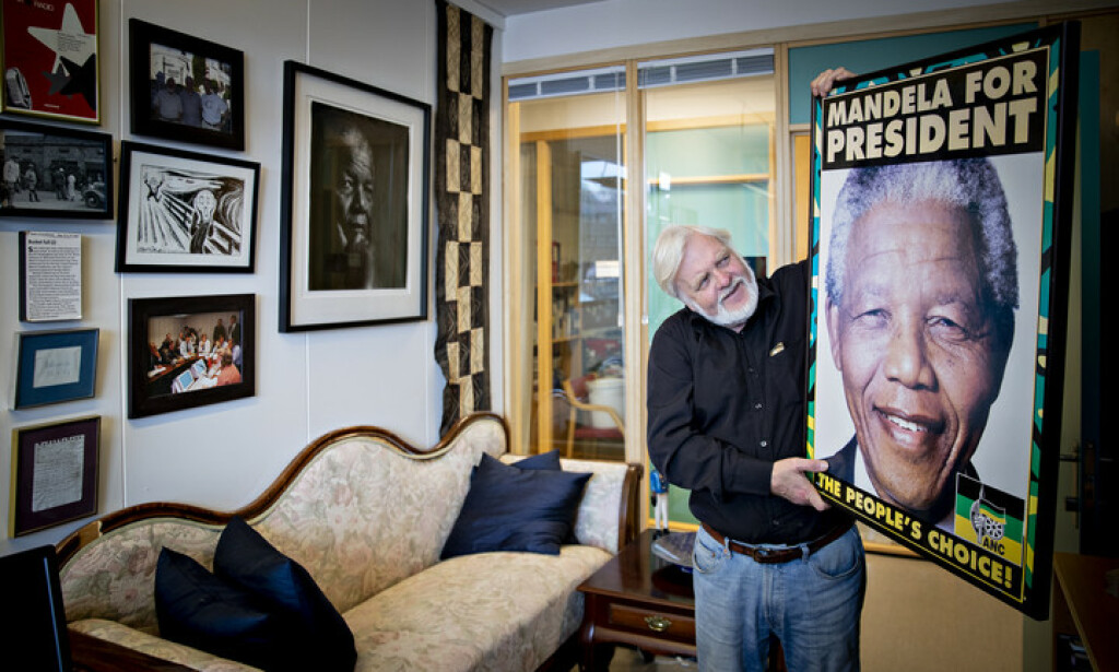 MINNER: Tomm Kristiansen har dekorert kontoret sitt på NRK med afrikanske klenodier og bilder av Nelson Mandela. Foto: Bjørn Langsem / Dagbladet MINNER: Tomm Kristiansen har dekorert kontoret sitt på NRK med afrikanske klenodier og bilder av Nelson Mandela. Foto: Bjørn Langsem / Dagbladet