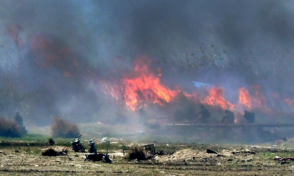 RØMMER FRA FLAMMENE: IS-krigere rømmer fra flammene etter luftangrep mot landsbyen Baghouz. Foto: GIUSEPPE CACACE, AFP/NTB Scanpix.) RØMMER FRA FLAMMENE: IS-krigere rømmer fra flammene etter luftangrep mot landsbyen Baghouz. Foto: GIUSEPPE CACACE, AFP/NTB Scanpix.)