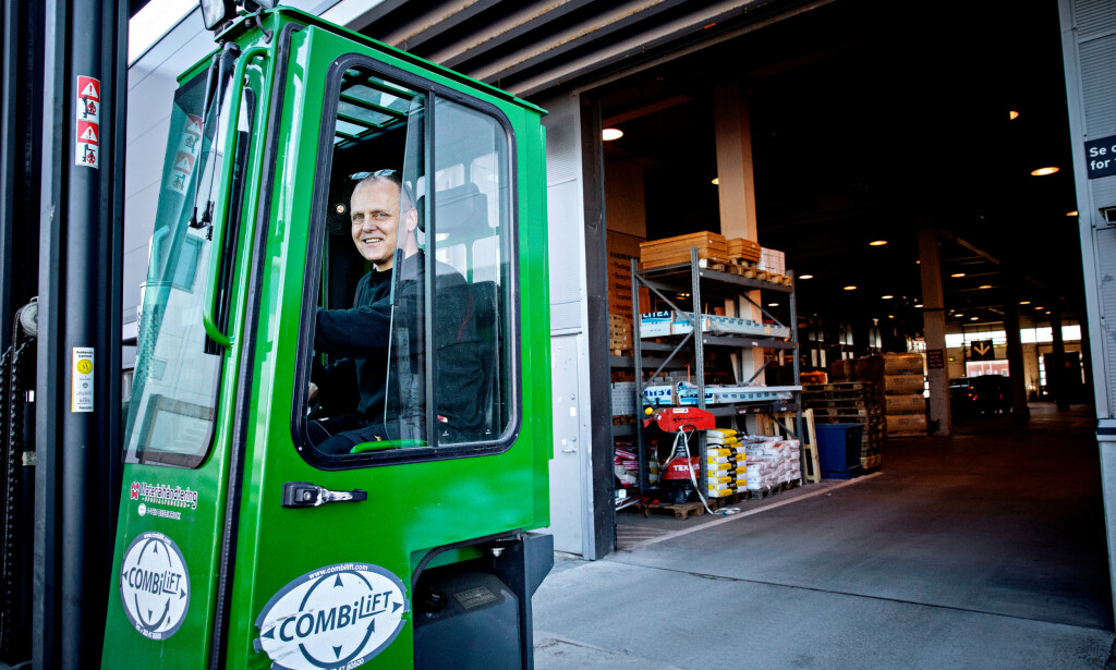 SKAL SPARE: Tore Grande har lyst til å fortsette i jobb i minst ti år til. Han er åpen for å ta ut alderspensjon allerede fra 62 år, selv om pengene skal spares. Hvis helsa skulle svikte, er han glad for å ha muligheten til å kunne gå av med pensjon tidlig. Foto: Nina Hansen SKAL SPARE: Tore Grande har lyst til å fortsette i jobb i minst ti år til. Han er åpen for å ta ut alderspensjon allerede fra 62 år, selv om pengene skal spares. Hvis helsa skulle svikte, er han glad for å ha muligheten til å kunne gå av med pensjon tidlig. Foto: Nina Hansen