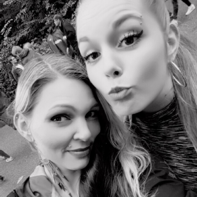 BLIR STADIG FORVEKSLET: Anne Kristine Ulvatn (39) og datteren Ida Mari (22) er så like at de flere ganger har opplevd at venner tar feil av dem. FOTO: Privat BLIR STADIG FORVEKSLET: Anne Kristine Ulvatn (39) og datteren Ida Mari (22) er så like at de flere ganger har opplevd at venner tar feil av dem. FOTO: Privat