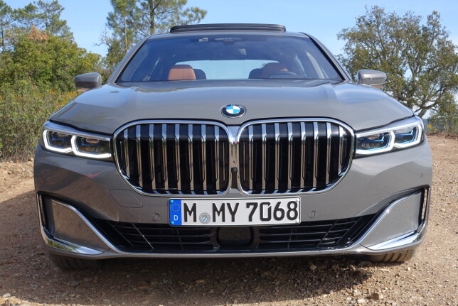GRILL-FEST: 40 prosent større grill i en front som er blitt hevet med fem centimeter, flankeres av smalere LED-lykter, som også her er utstyrt med laser-fjernlys. Også BMW-emblemet er blitt større, for å bevare proporsjonene. Foto: Knut Moberg GRILL-FEST: 40 prosent større grill i en front som er blitt hevet med fem centimeter, flankeres av smalere LED-lykter, som også her er utstyrt med laser-fjernlys. Også BMW-emblemet er blitt større, for å bevare proporsjonene. Foto: Knut Moberg