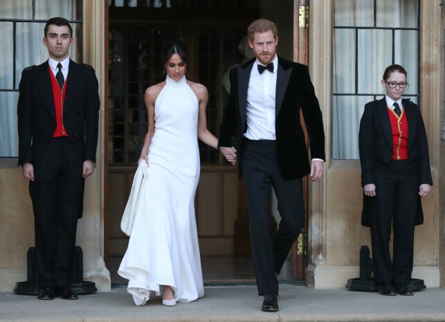 KLARE FOR FEST: Det nygifte paret forlot Windsor slott for å reise videre til Frogmore House, der festen fant sted. Foto: NTB scanpix KLARE FOR FEST: Det nygifte paret forlot Windsor slott for å reise videre til Frogmore House, der festen fant sted. Foto: NTB scanpix