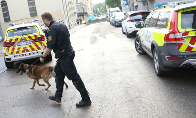 MULIG KNIVHENDELSE: Politiet rykket tirsdag kveld ut etter en mulig knivhendelse på Grünerløkka i Oslo. Foto: Christian Roth Christensen / Dagbladet. MULIG KNIVHENDELSE: Politiet rykket tirsdag kveld ut etter en mulig knivhendelse på Grünerløkka i Oslo. Foto: Christian Roth Christensen / Dagbladet.