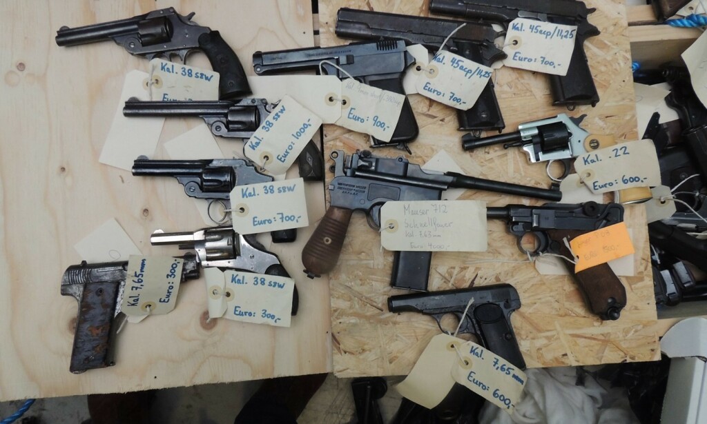 SALG: Disse uregistrerte våpnene ble funnet hos en siktet i saken. Alle var merket med priser i europ, og politiet mener de skulle selges utenfor Norge. Foto: Politiet SALG: Disse uregistrerte våpnene ble funnet hos en siktet i saken. Alle var merket med priser i europ, og politiet mener de skulle selges utenfor Norge. Foto: Politiet