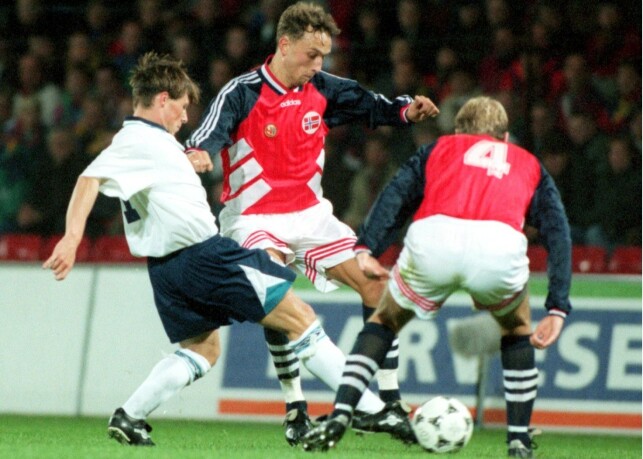 LEGENDE: Lars Bohinen (i midten) spilte 49 A-landskamper for Norge. Her i duell med Englands Nick Barmby på Ullevaal stadion i 1995. Foto: NTB scanpix LEGENDE: Lars Bohinen (i midten) spilte 49 A-landskamper for Norge. Her i duell med Englands Nick Barmby på Ullevaal stadion i 1995. Foto: NTB scanpix
