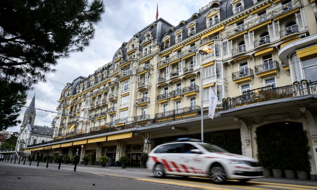 HYSJ: Både sikkerhetspersonell og politi har hatt oppsyn ved hotelletThe Fairmont Le Montreux Palace i Monterux i Sveits de siste dagene. Fra torsdag kommer 130 av verdens absolutte elite til et hysjmøte her. Foto: Fabrice COFFRINI / AFP / NTB Scanpix HYSJ: Både sikkerhetspersonell og politi har hatt oppsyn ved hotelletThe Fairmont Le Montreux Palace i Monterux i Sveits de siste dagene. Fra torsdag kommer 130 av verdens absolutte elite til et hysjmøte her. Foto: Fabrice COFFRINI / AFP / NTB Scanpix