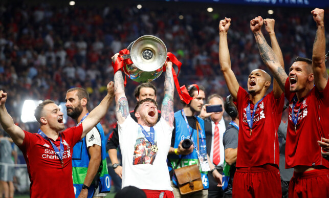 RØRENDE HYLLEST: Alberto Moreno hedret sin tidligere lagkamerat med en t-skjorte med et bilde av de to sammen fra tiden i Sevilla. Foto: NTB Scanpix RØRENDE HYLLEST: Alberto Moreno hedret sin tidligere lagkamerat med en t-skjorte med et bilde av de to sammen fra tiden i Sevilla. Foto: NTB Scanpix