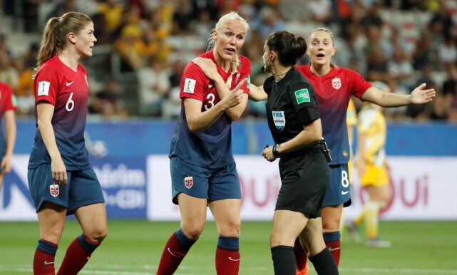 REDDET AV VAR: Dommer Riem Hussein dømte straffe til Australia da Maria Thorisdottir så ut til å bryte ballbanen med en aktiv skulder. Så grep VAR inn og endret avgjørelsen. Foto: NTB Scanpix REDDET AV VAR: Dommer Riem Hussein dømte straffe til Australia da Maria Thorisdottir så ut til å bryte ballbanen med en aktiv skulder. Så grep VAR inn og endret avgjørelsen. Foto: NTB Scanpix
