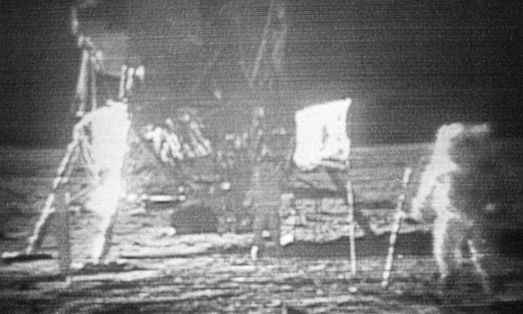 De kornete TV-bildene fra månelandingen i 1969 er blitt en del av verdens kollektive hukommelse. Neil Armstrong er til høyre i bildet, mens Buzz Aldrin står nærmere månelandingsfartøyet, litt til venstre for flagget de plantet på månen. Arkivfoto: NASA / AP / NTB scanpix De kornete TV-bildene fra månelandingen i 1969 er blitt en del av verdens kollektive hukommelse. Neil Armstrong er til høyre i bildet, mens Buzz Aldrin står nærmere månelandingsfartøyet, litt til venstre for flagget de plantet på månen. Arkivfoto: NASA / AP / NTB scanpix