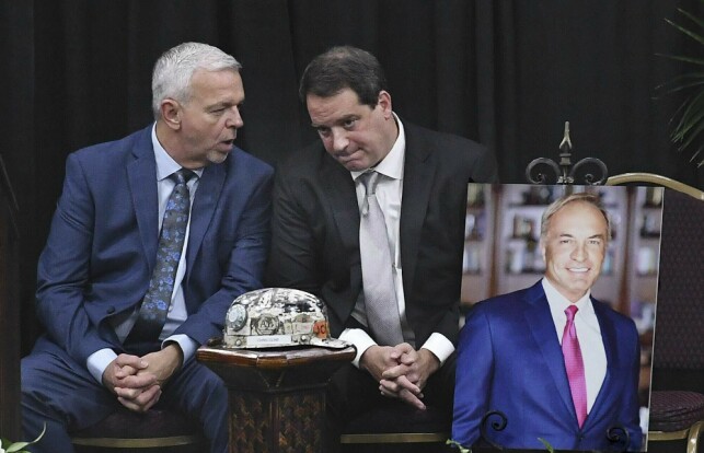 SORG: Mike White og Brian Glasser, to av Clines kolleger og venner, var den 12. juli samlet til minnestund for den døde forretningsmannen. Foto: NTB scanpix SORG: Mike White og Brian Glasser, to av Clines kolleger og venner, var den 12. juli samlet til minnestund for den døde forretningsmannen. Foto: NTB scanpix
