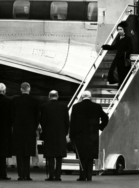 KOM HJEM: Da dronning Elizabeth kom hjem for å ta over tronen i 1952, fikk hun levert et sort sørgenatrekk på flyplassen. Foto: NTB Scanpix KOM HJEM: Da dronning Elizabeth kom hjem for å ta over tronen i 1952, fikk hun levert et sort sørgenatrekk på flyplassen. Foto: NTB Scanpix