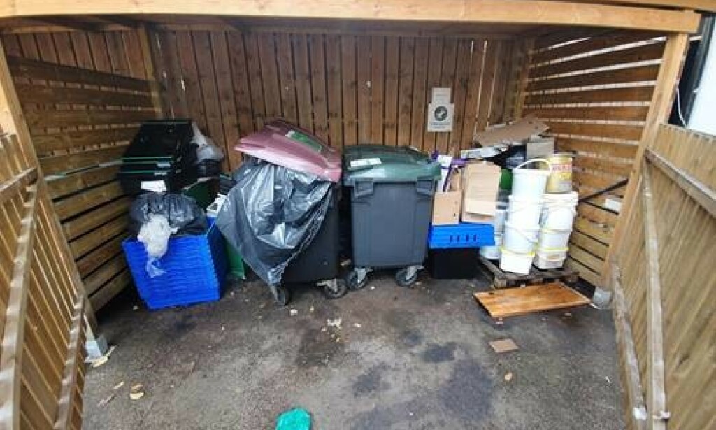 SVÆRT ROTETE: Restauranten skal ha sagt opp avfallshåndteringen, og stått for fjerning av søppel selv. Slik så det ut da Mattilsynet kom på inspeksjon. Foto: Mattilsynet SVÆRT ROTETE: Restauranten skal ha sagt opp avfallshåndteringen, og stått for fjerning av søppel selv. Slik så det ut da Mattilsynet kom på inspeksjon. Foto: Mattilsynet