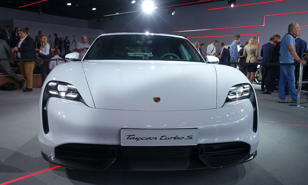 OVERRASKET: Til og med Taycan selv later til å henge litt med munnvikene for det litt kleine navnet den har fått. Foto: Porsche OVERRASKET: Til og med Taycan selv later til å henge litt med munnvikene for det litt kleine navnet den har fått. Foto: Porsche