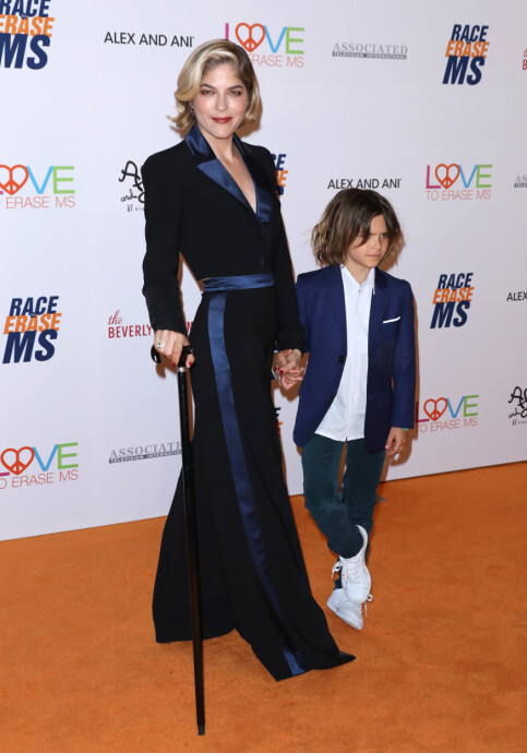 STOKK: Selma Blair har vært å se på flere røde løpere siden hun fikk diagnosen, klassisk antrukket med stokk. Her med sønnen Arthur under en veldedighetsgalla for å samle inn penger til MS-forskning. Foto: NTB Scanpix STOKK: Selma Blair har vært å se på flere røde løpere siden hun fikk diagnosen, klassisk antrukket med stokk. Her med sønnen Arthur under en veldedighetsgalla for å samle inn penger til MS-forskning. Foto: NTB Scanpix