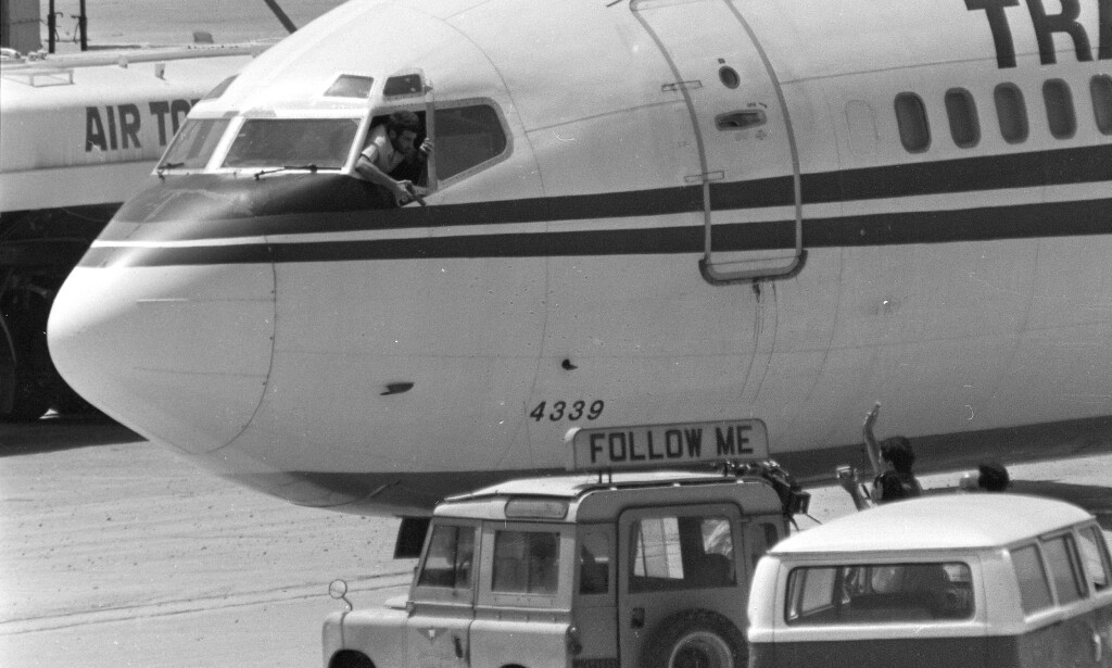 JOURNALISTER: En av kaprerne retter pistolen sin mot journalister fra ABC News, som nærmet seg flyet for å forsøke å gjøre et intervju. Foto: AP Photo/Herve Merliac JOURNALISTER: En av kaprerne retter pistolen sin mot journalister fra ABC News, som nærmet seg flyet for å forsøke å gjøre et intervju. Foto: AP Photo/Herve Merliac
