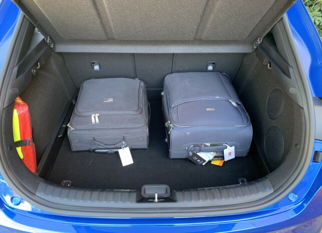 ROMSLIG: Med et bagasjerom på 426 liter, er den på nivå med kompakt-SUV-ene og bedre enn vanlig Ceed. Litt høy lasteterskel. Foto: Knut Moberg ROMSLIG: Med et bagasjerom på 426 liter, er den på nivå med kompakt-SUV-ene og bedre enn vanlig Ceed. Litt høy lasteterskel. Foto: Knut Moberg