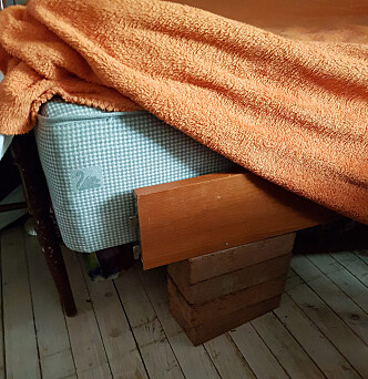 KREATIV LØSNING: Mangler av mange slag preget huset på Herøy, ifølge tidligere beboere. Her murstein som sengebein. Foto: Privat KREATIV LØSNING: Mangler av mange slag preget huset på Herøy, ifølge tidligere beboere. Her murstein som sengebein. Foto: Privat
