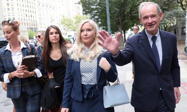 VITNET MOT EPSTEIN: Virginia Giuffre (i midten) på vei inn i et rettslokale i august, kort tid etter at det ble kjent at Jeffrey Epstein hadde tatt sitt eget liv. Foto: NTB Scanpix VITNET MOT EPSTEIN: Virginia Giuffre (i midten) på vei inn i et rettslokale i august, kort tid etter at det ble kjent at Jeffrey Epstein hadde tatt sitt eget liv. Foto: NTB Scanpix