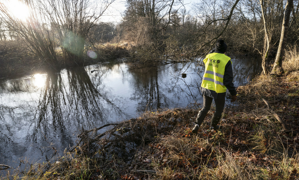SISTE KONTAKT MED MOBILEN: Svensk politi har gjennomsøkt et område ved elva Vramsån i nabolaget til leiligheten der Emilia Lundberg forsvant. Det var i denne elva at liket ble funnet. Foto: Johan Nilsson / TT / NTB Scanpix. SISTE KONTAKT MED MOBILEN: Svensk politi har gjennomsøkt et område ved elva Vramsån i nabolaget til leiligheten der Emilia Lundberg forsvant. Det var i denne elva at liket ble funnet. Foto: Johan Nilsson / TT / NTB Scanpix.