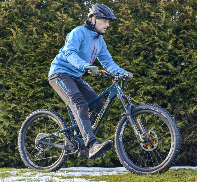 EKSTRA STØTTE: Er svingen ekstra utfordrende? Løft det innerste beinet av pedalen, og bruk det som støtte og ekstra balanse. Foto: Jamieson Pothecary EKSTRA STØTTE: Er svingen ekstra utfordrende? Løft det innerste beinet av pedalen, og bruk det som støtte og ekstra balanse. Foto: Jamieson Pothecary