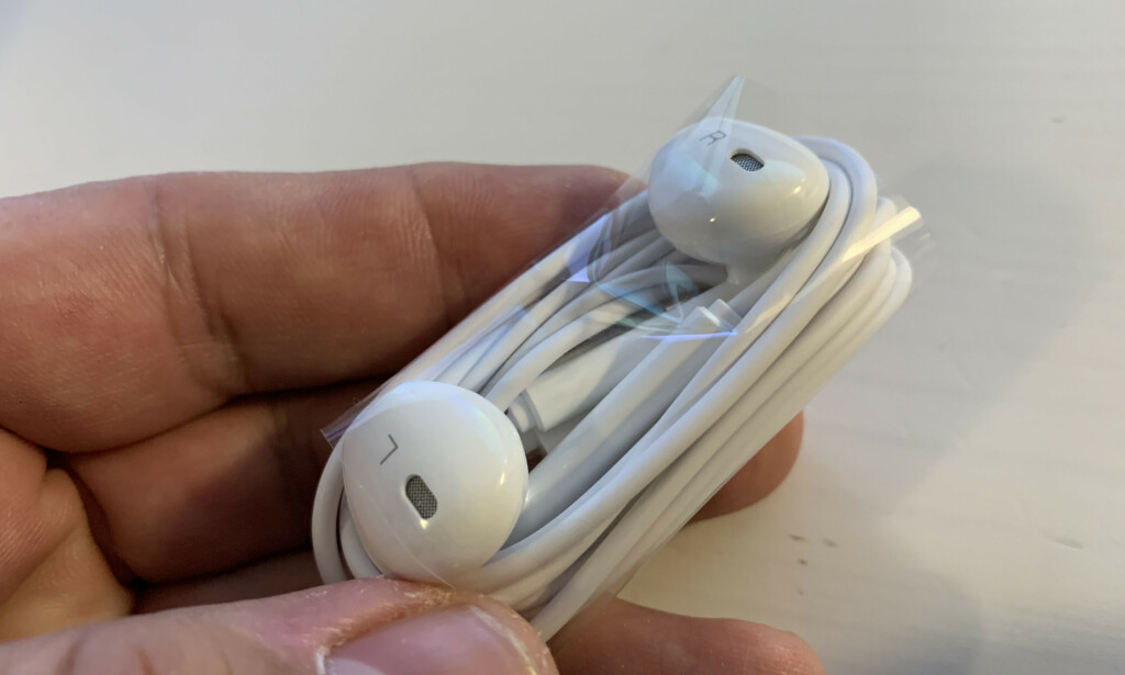 FØLGER MED: Ørepropper med mikrofon til handsfree og musikk følger med. De kobles rett til USB-C-porten. Foto: Bjørn Eirik Loftås FØLGER MED: Ørepropper med mikrofon til handsfree og musikk følger med. De kobles rett til USB-C-porten. Foto: Bjørn Eirik Loftås