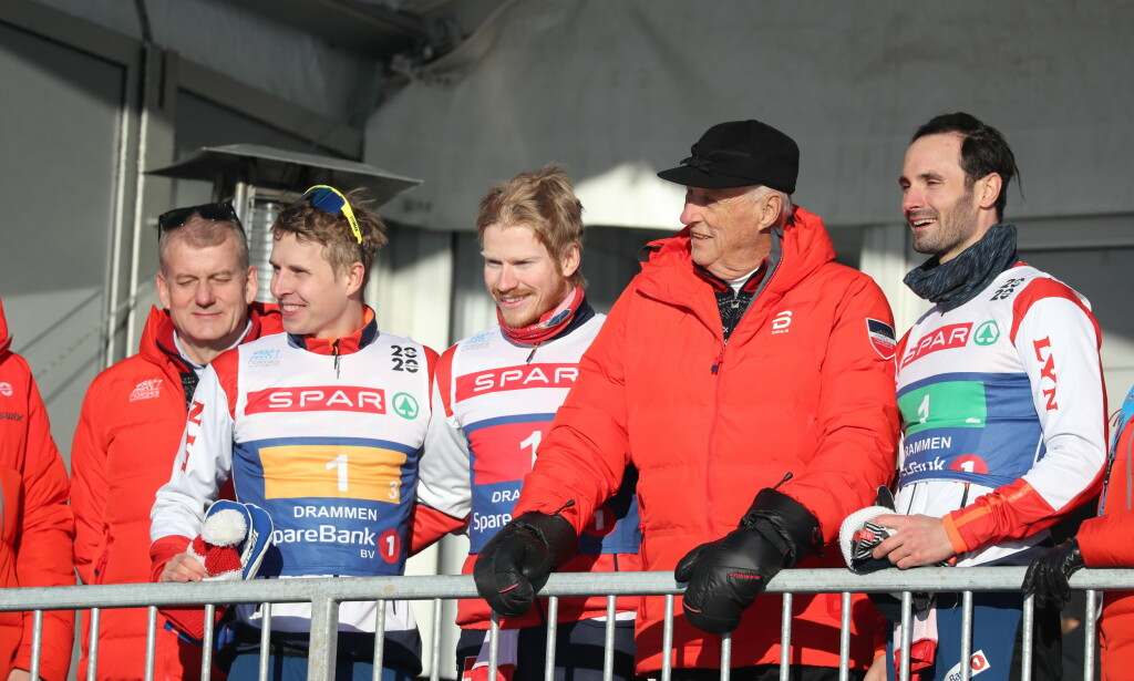 HURRA: Her poserer kong Harald med Johan Tjelle, Hans Christer Holund og Simen Hegstad Krüger. Foto: Andreas Fadum / Se og Hør HURRA: Her poserer kong Harald med Johan Tjelle, Hans Christer Holund og Simen Hegstad Krüger. Foto: Andreas Fadum / Se og Hør