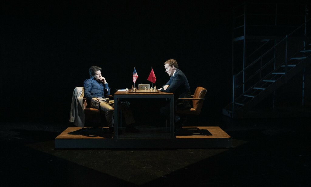 RIVALER: Espen Grjotheim og André Søfteland i «Chess» på Folketeateret. Foto: Fredrik Arff, Scenekvelder RIVALER: Espen Grjotheim og André Søfteland i «Chess» på Folketeateret. Foto: Fredrik Arff, Scenekvelder