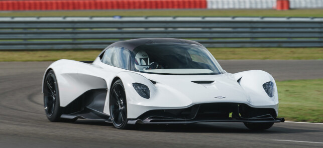 1000 HK: Det fortelles ingenting om ytelser, men Ferrarien som uttales som konkurrent har 1000 hester, så endten må Vallhalla være lett eller sprek for å få ut vikinghornene. Foto: Aston Martin 1000 HK: Det fortelles ingenting om ytelser, men Ferrarien som uttales som konkurrent har 1000 hester, så endten må Vallhalla være lett eller sprek for å få ut vikinghornene. Foto: Aston Martin