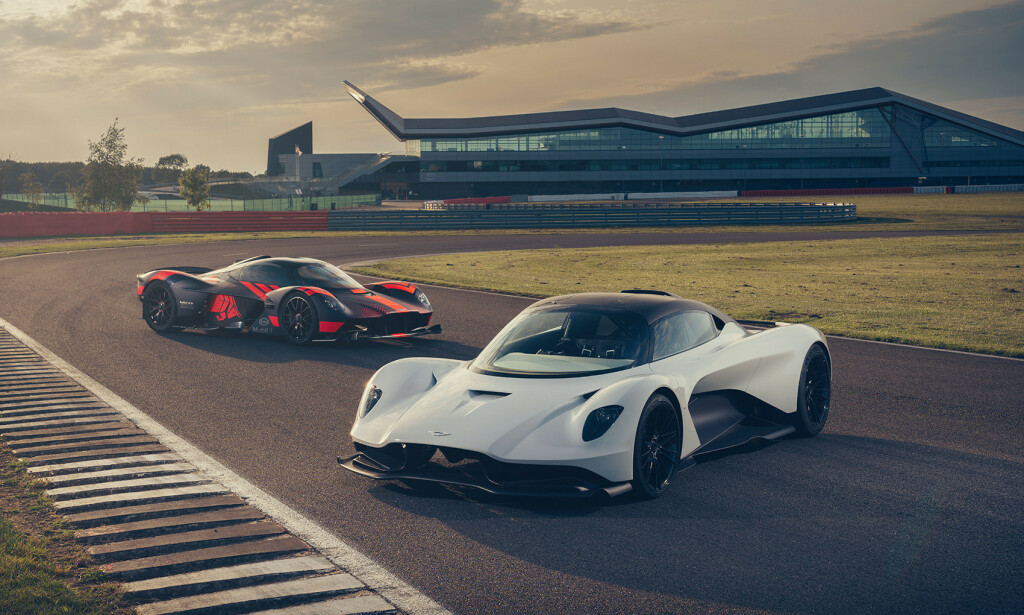 VIKINGKVINNENE: Valkyrie og Vallhalla har helt klart mane designtrekk til felles. Foto: Aston Martin VIKINGKVINNENE: Valkyrie og Vallhalla har helt klart mane designtrekk til felles. Foto: Aston Martin