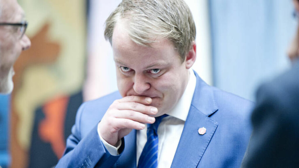 - FLYPLASSEN MÅ REDDES: Østfold-representant i Frp, Erlend Wiborg, sier at stortingsgruppa er enig om at Rygge må reddes. Foto: NTB Scanpix - FLYPLASSEN MÅ REDDES: Østfold-representant i Frp, Erlend Wiborg, sier at stortingsgruppa er enig om at Rygge må reddes. Foto: NTB Scanpix