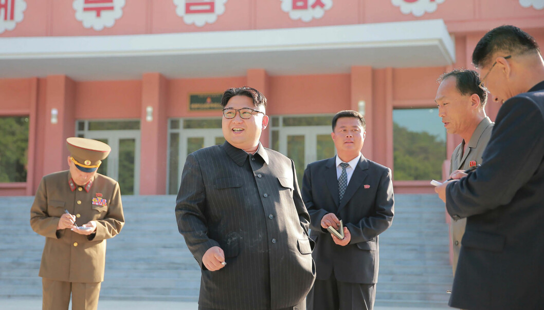 Kim Jong-un fronter kampanje mot røyking - tok selv en «sigg» Kim Jong-un fronter kampanje mot røyking - tok selv en «sigg»