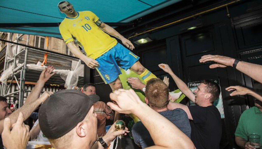 Svenske og irske fotballsupportere hylles Svenske og irske fotballsupportere hylles